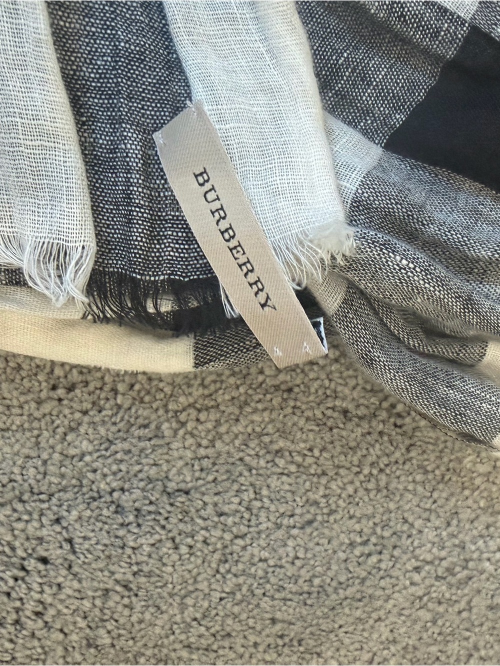 Burberry linen classic scarf - Picture 4 of 4